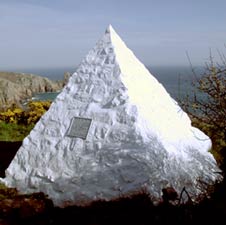 Porthcurno White Pyramid.JPG (50809 bytes)